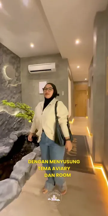 Nada Clorinda Putri berjalan di lorong berdinding batu Senzu Reflexology