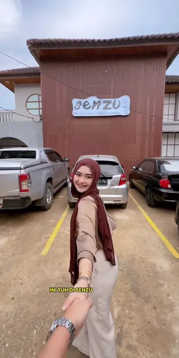 Rahma Suci Ayu tersenyum di depan bangunan Senzu Reflexology
